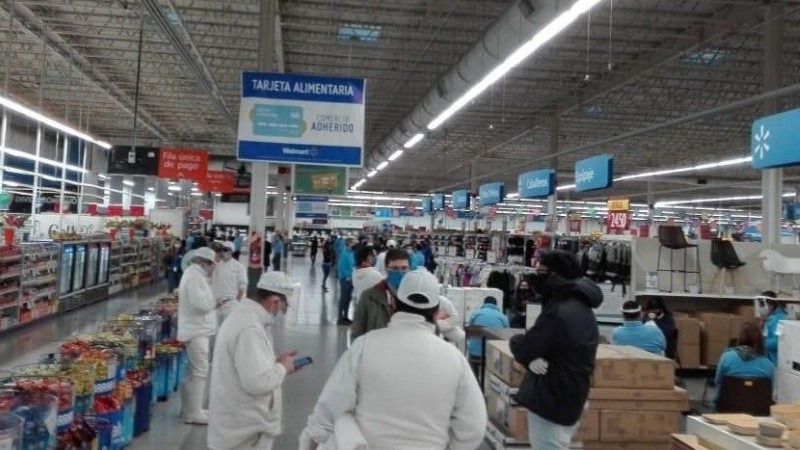 Trabajadores de comercio se solidarizan con empleados de Walmart La Plata