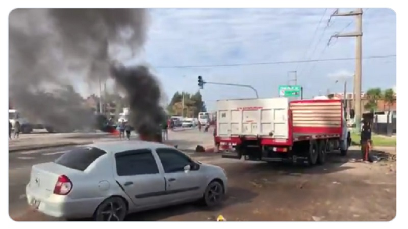 Vecinos reclaman en Ruta 4 por falta de agua