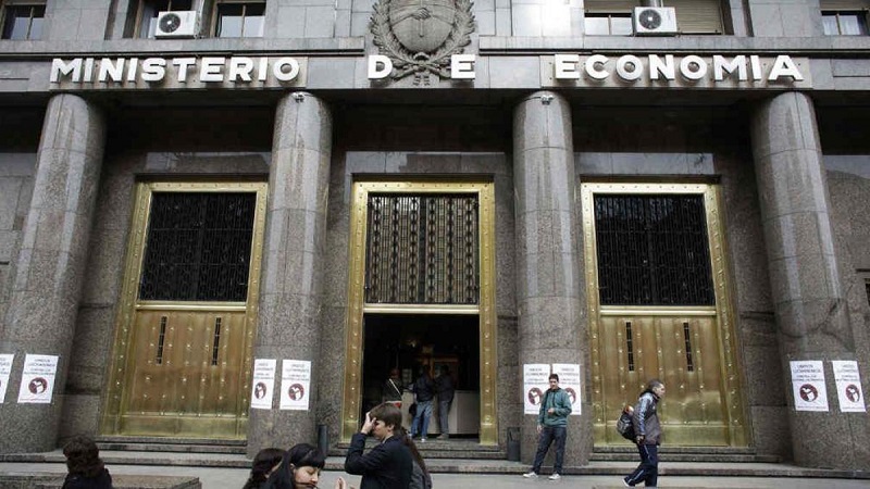 Despiden y adeudan salarios a trabajadores del comedor del Ministerio de Economía