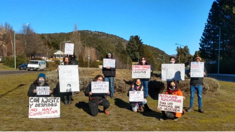 Docentes de San Martín y Junín de los Andes realizan un cartelazo