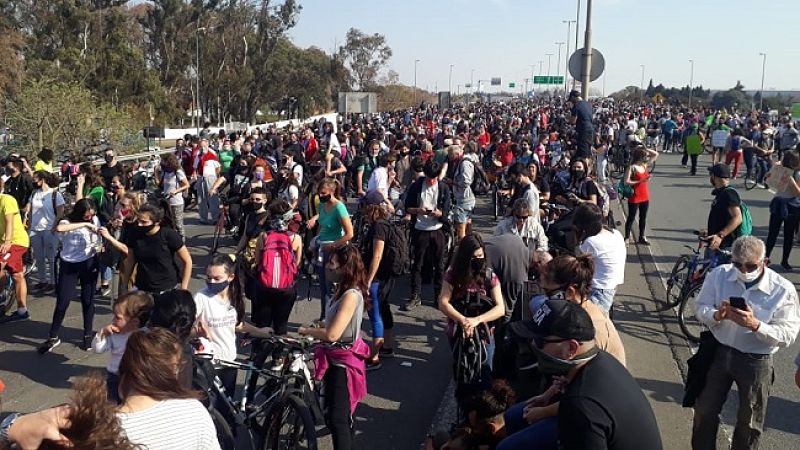 Quema de las islas: masiva movilización en repudio en el puente Rosario-Victoria