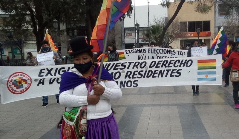 Concentración en Córdoba de migrantes bolivianos contra el Gobierno golpista de Áñez