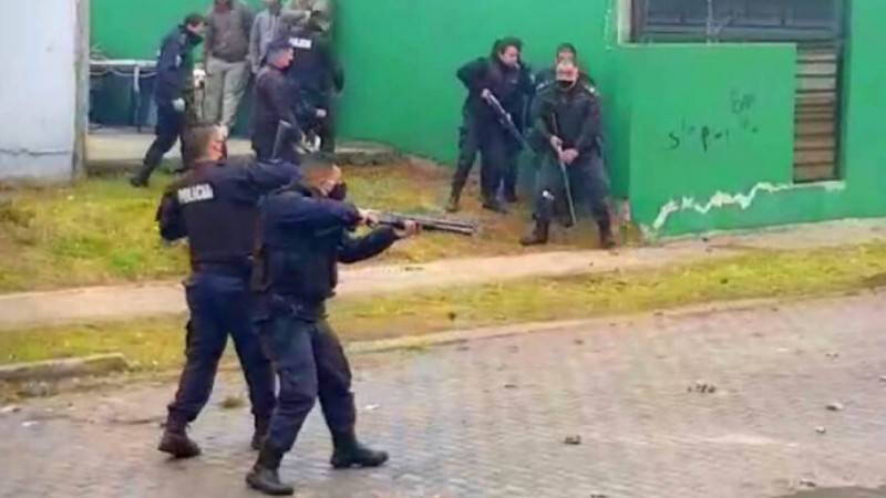 Represión y detenciones arbitrarias en un barrio de Ensenada 