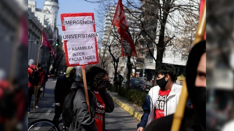 UNLP: corte frente al rectorado por la Emergencia Universitaria