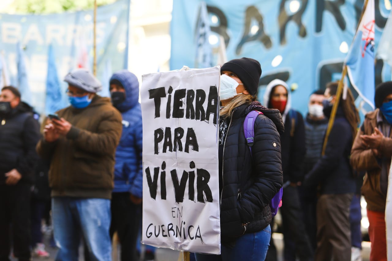 Toma de tierras en Guernica: movilización a la Casa de la Provincia contra el desalojo