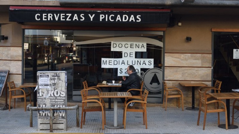 El Gobierno porteño abre bares y habilita reuniones mientras el pico de contagios continúa