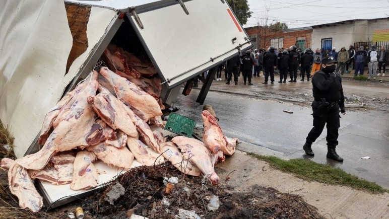 Volcó un camión frigorífico en Rosario: la Policía reprimió a vecinos con hambre