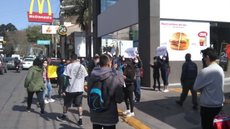 Movilizacion de trabajadores de McDonald's en Monte Grande