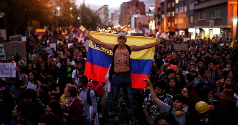 Piden “perdón” al mismo tiempo que asesinan, tercera noche de protestas y represión en Colombia