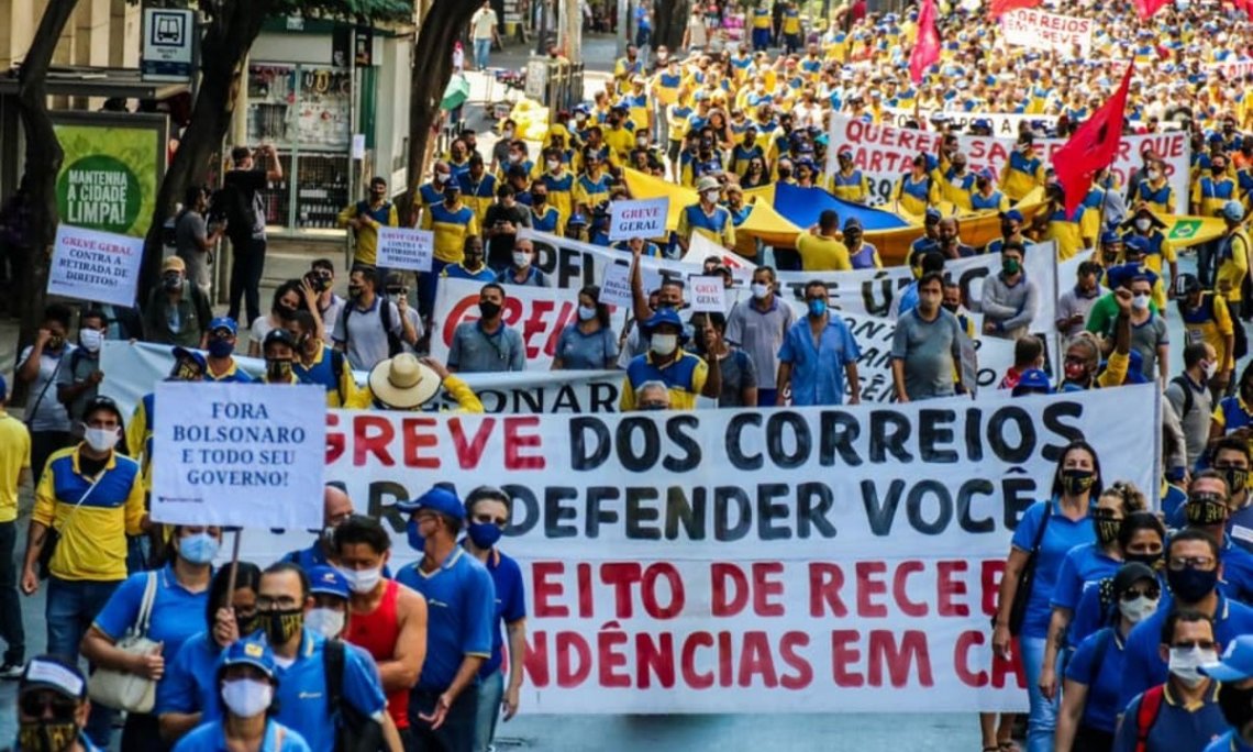 Un mes de huelga de los trabajadores del correo de Brasil contra Bolsonaro