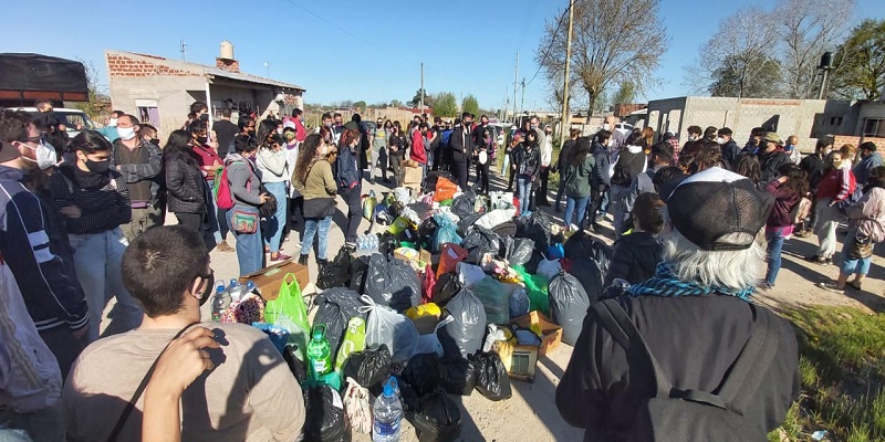 Guernica: jóvenes precarizades llevan colecta a familias que pelean por un techo