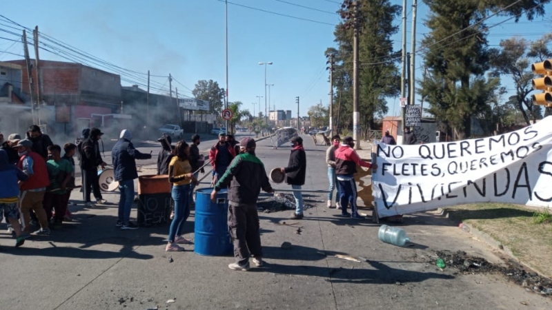 Por viviendas y contra el desalojo: vecinos de la toma La Bibiana de Moreno cortaron la ruta 23 