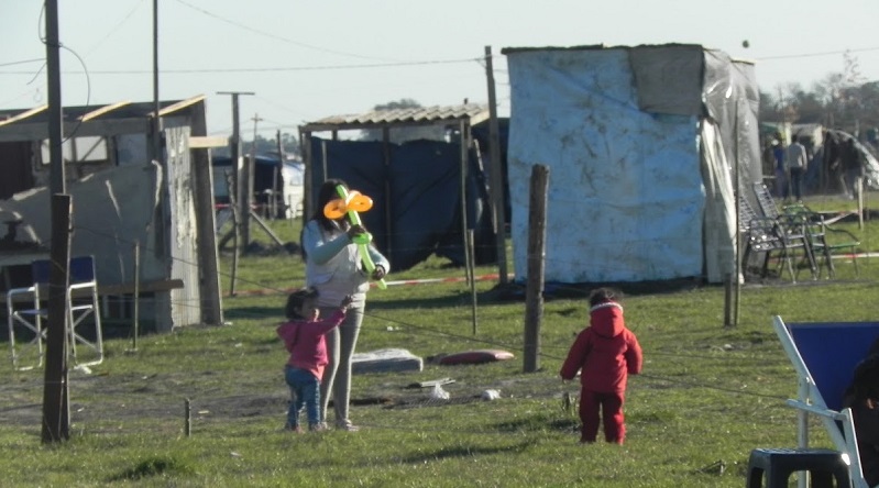 Hostigamiento en Guernica: quieren cortarles la luz a las familias que reclaman vivienda