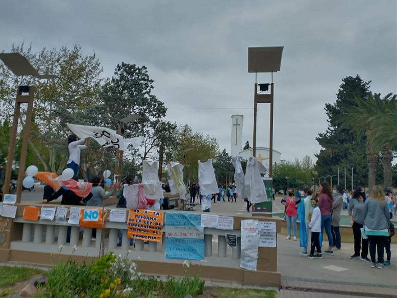 Masivo caravanazo en General Alvear contra la nueva ley de educación en Mendoza