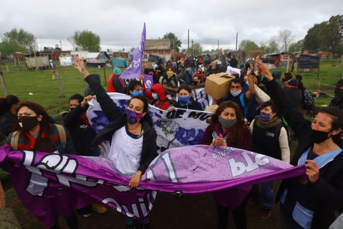 Mujeres al frente de la solidaridad con las familias de Guernica y Catán: tocan a una tocan a todas