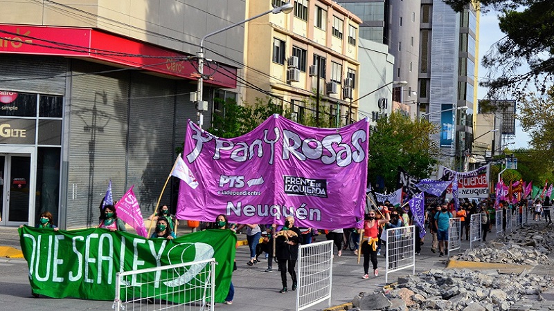 [Fotogalería] Marcha y pañuelazo por el aborto legal en Neuquén