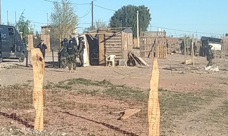 Violento accionar y detenciones de la Policía en la toma Calfucurá de Centenario 