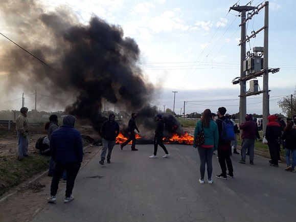 Bahía: las familias de Don Bosco cortan la calle en respuesta al amedrentamiento 