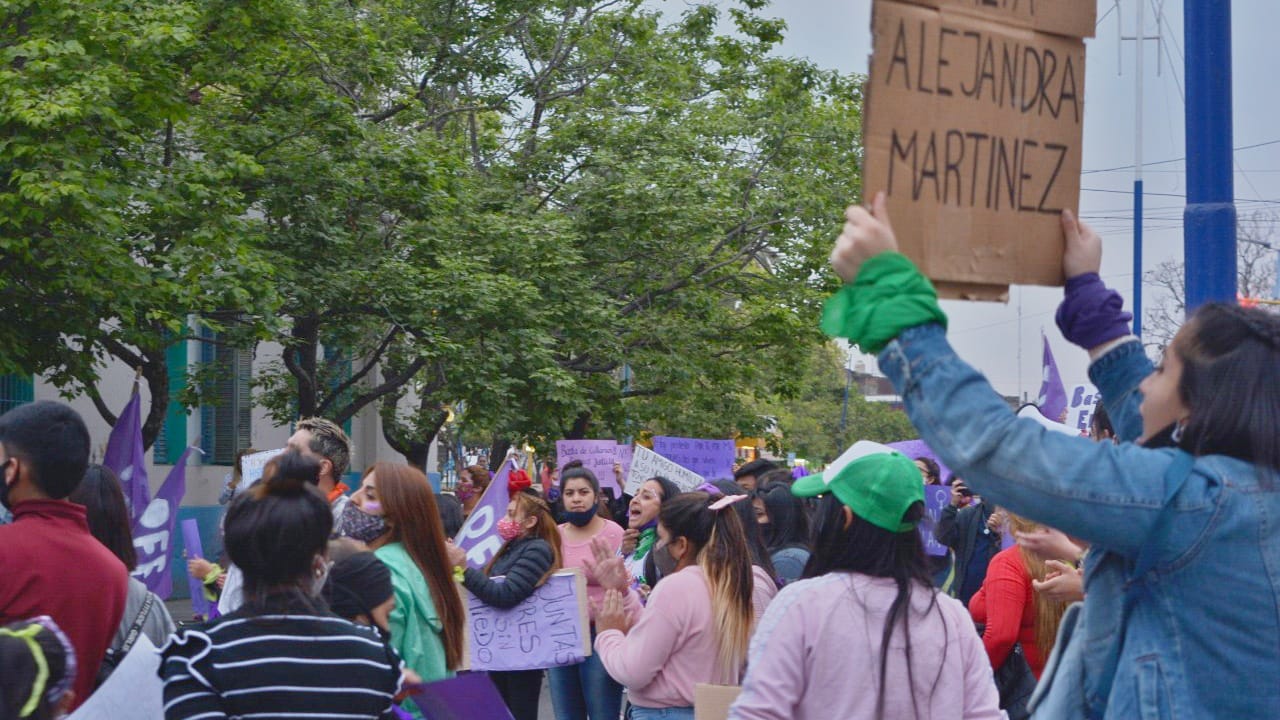 Marchan contra la violencia hacia las mujeres en Famaillá