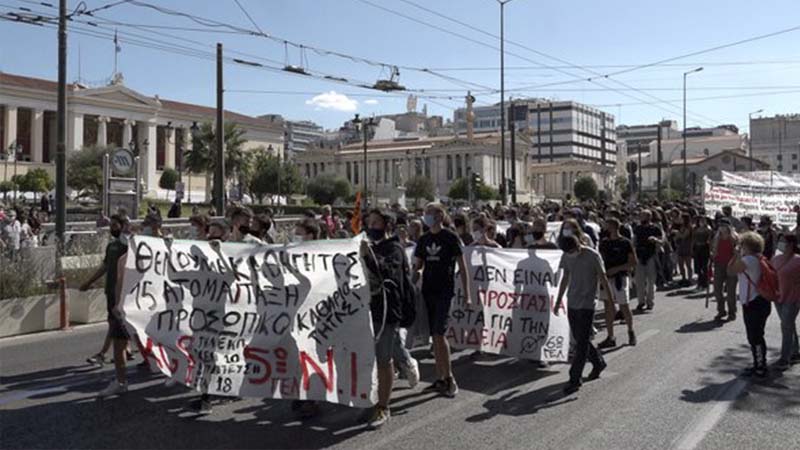 Reprimen manifestaciones de estudiantes que ocupan cientos de escuelas en Grecia