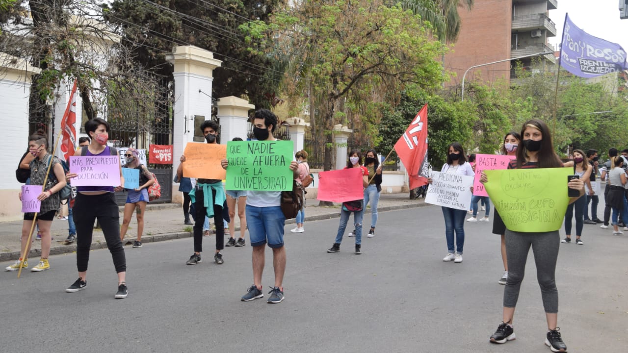 Corte en el Rectorado contra la deserción en la UNT