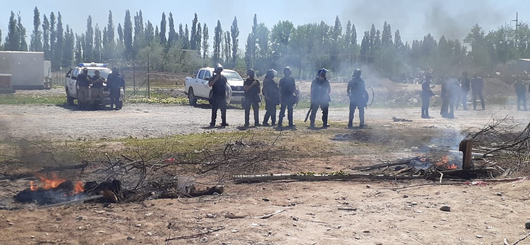 [Urgente] La Policía quema casillas en la toma 21 de Septiembre de Cipolletti