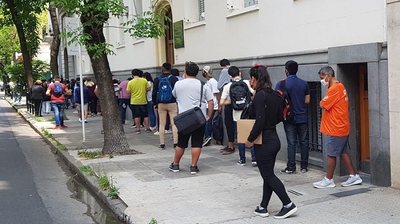 Dos cuadras de cola para conseguir trabajo en pizzería porteña