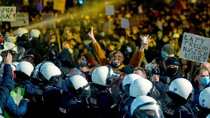 Multitudinarias protestas en Polonia por el derecho al aborto: "Vamos a la huelga de mujeres"