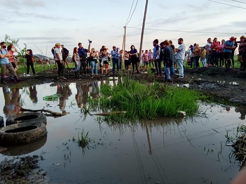 Trabajadores de la CNEA junto a las familias de Guernica contra el desalojo