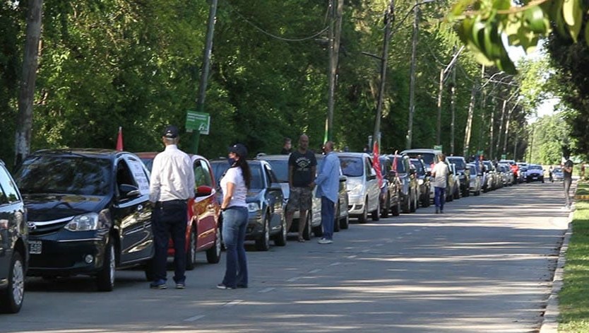 Caravana de los vecinos contra Flybondi en el aeropuerto de El Palomar