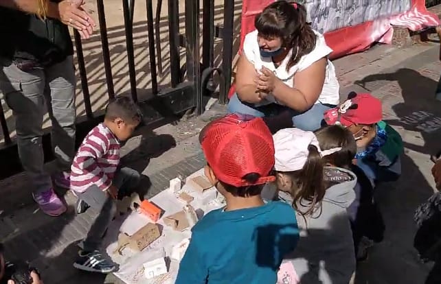 [Video] Niños y niñas de Guernica le llevaron a Kicillof una maqueta del barrio que sueñan