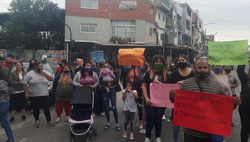 Familiares, docentes y organizaciones se movilizan en búsqueda de vecina de la villa 21-24