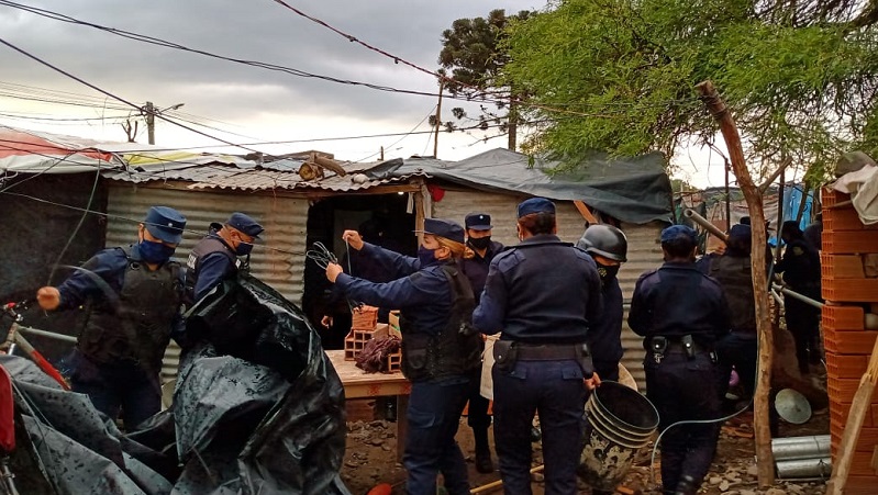 La Policía de Sáenz desalojó a mujeres y niños del barrio Los Pinos-Salta