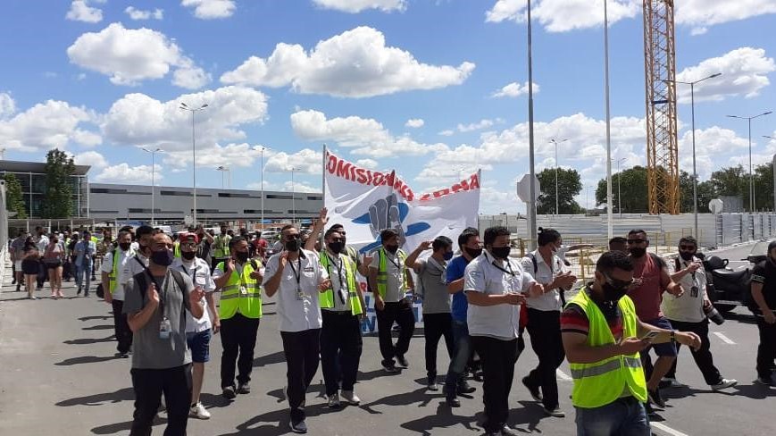 Tercerizados de Aerolíneas Argentinas se movilizan en Ezeiza por salario