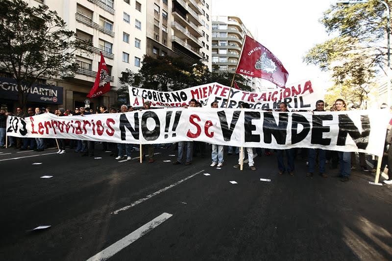 Paro general y más de veinte mil trabajadores se movilizan en Uruguay