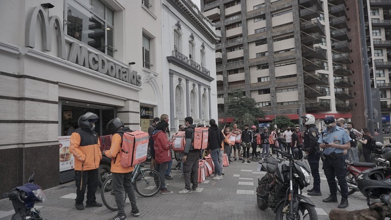 Repartidores de Rappi bloquean McDonald's en Córdoba