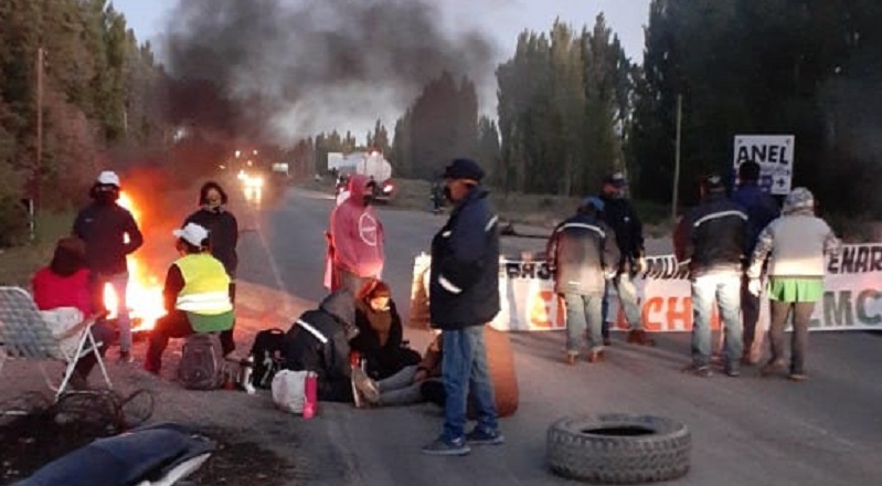 Municipales de Centenario realizan cortes totales en la ruta a Vaca Muerta