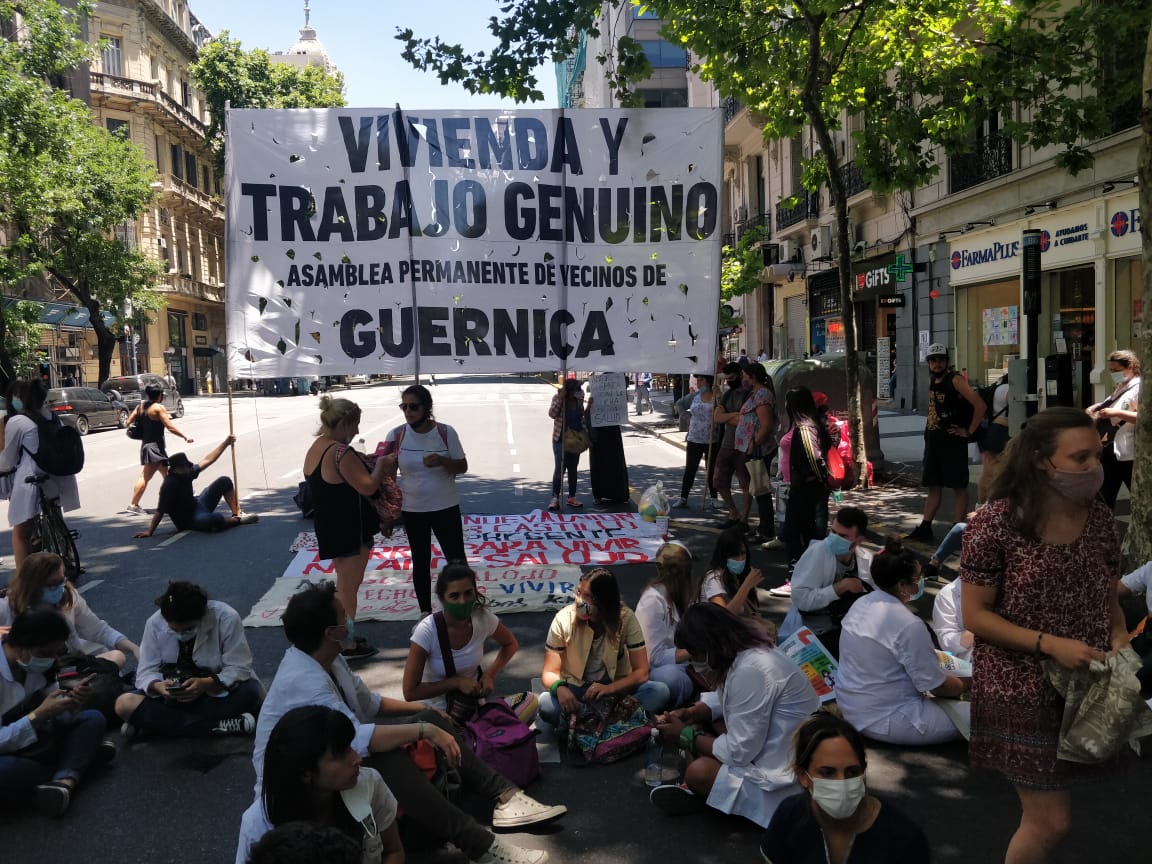 Familias de Guernica pusieron una carpa solidaria en el Obelisco