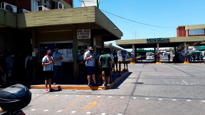 Choferes de MOQSA logran el cobro de haberes adeudados mediante una jornada de cortes y paro