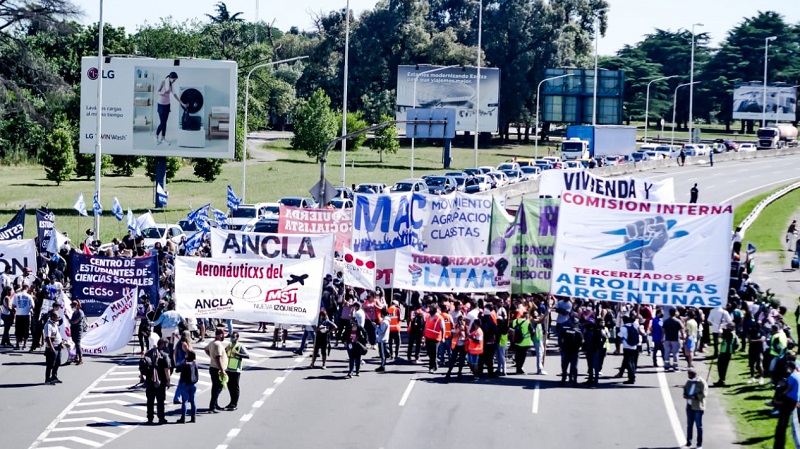 Tercerizados de Aerolíneas Argentinas cortarán la Riccheri por salario y en defensa de su organización 