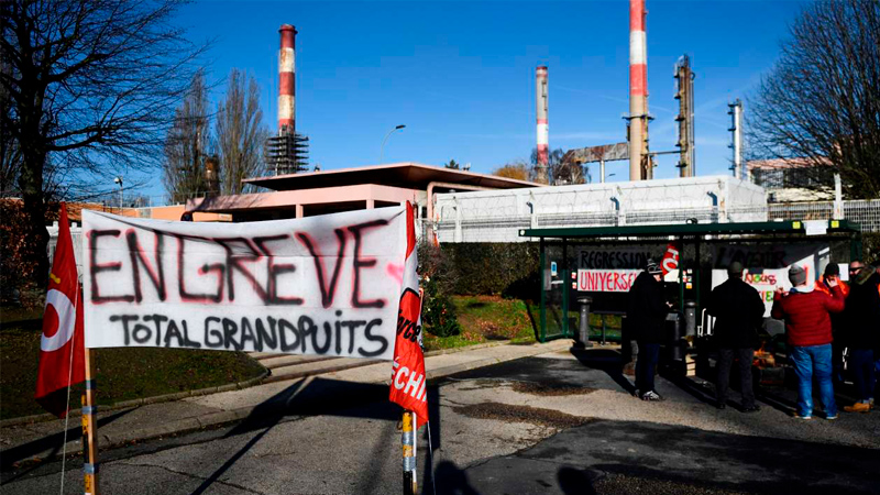 Las mujeres se organizan en apoyo a huelga de refinería en Francia