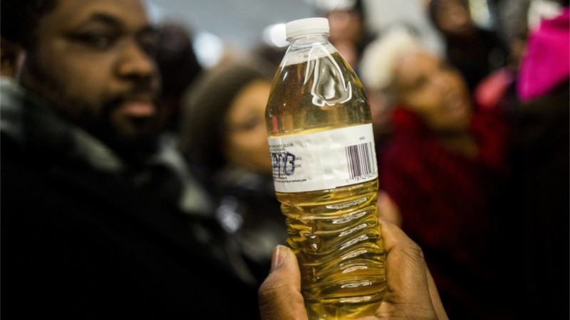 Condenan a nueve funcionarios en Michigan por desastre del río Flint