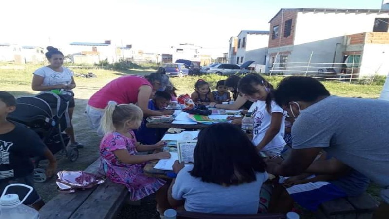 Docentes y madres iniciaron la Escuelita de Verano en la toma de Los Ceibos