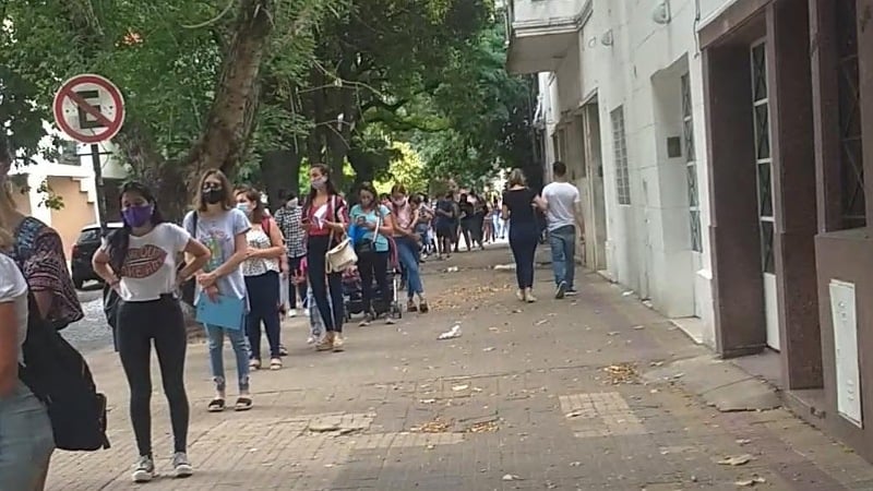 Cinco cuadras de cola por un puesto de trabajo en La Plata