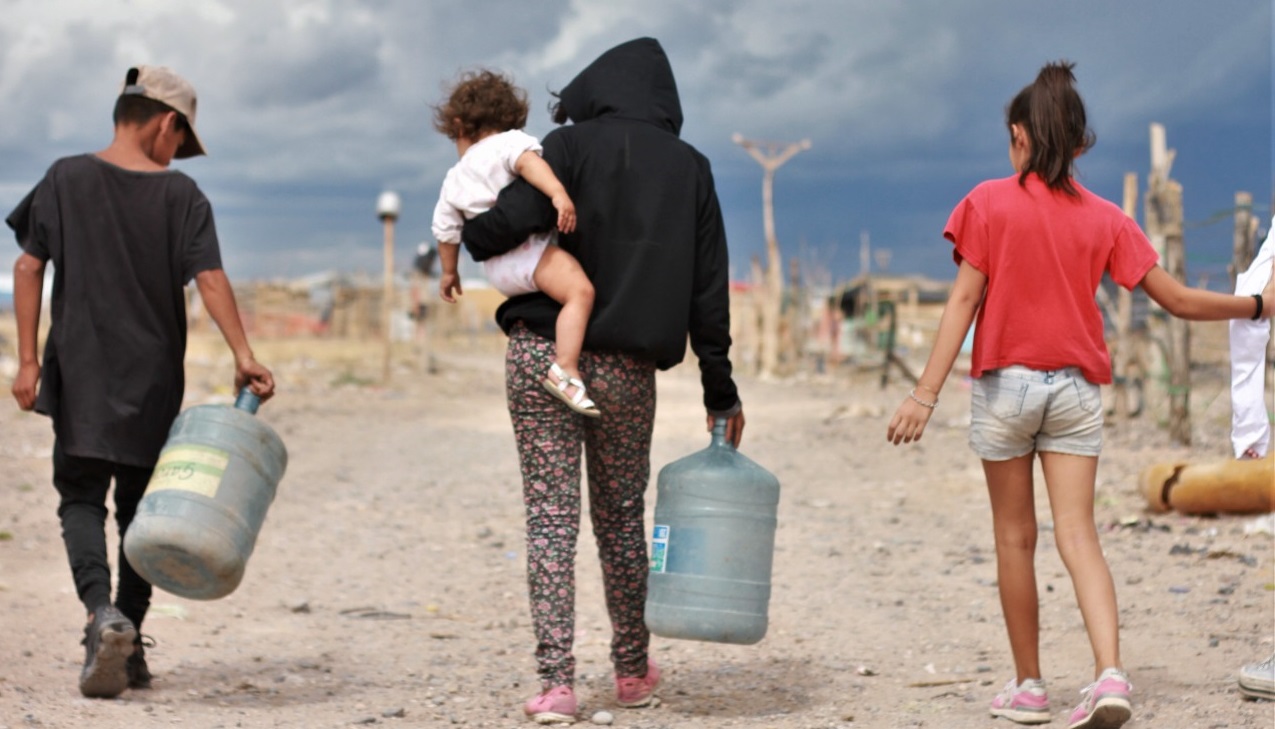 Negar el acceso al agua potable es un crimen social