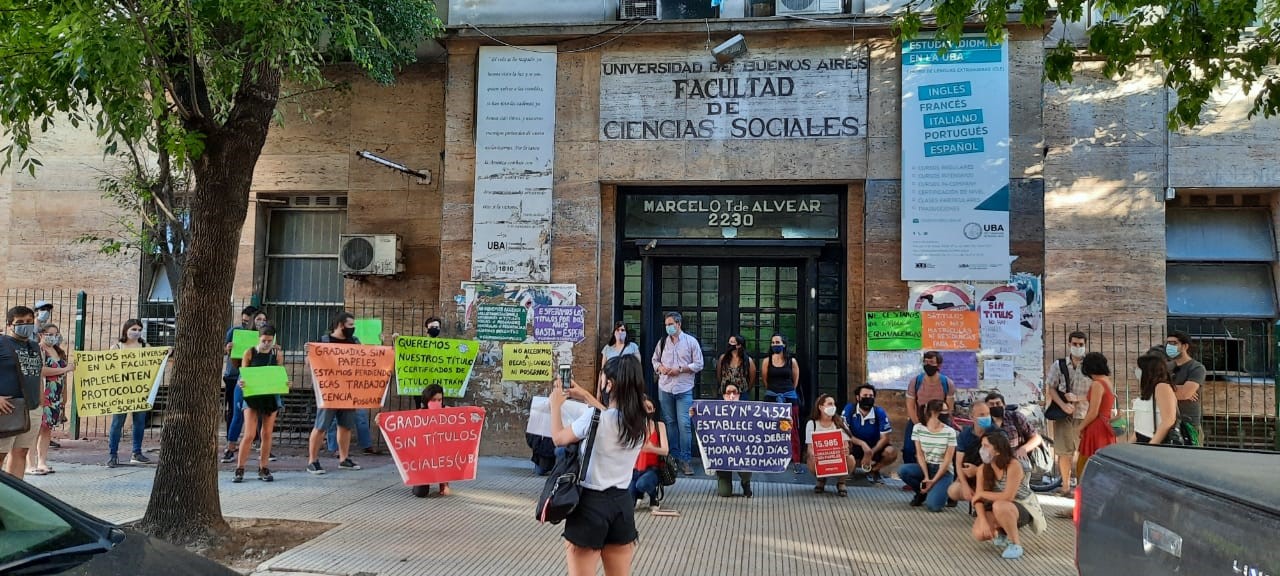 Graduadxs sin papeles UBA: ¿Cómo afecta a les estudiantes la desidia de las autoridades?