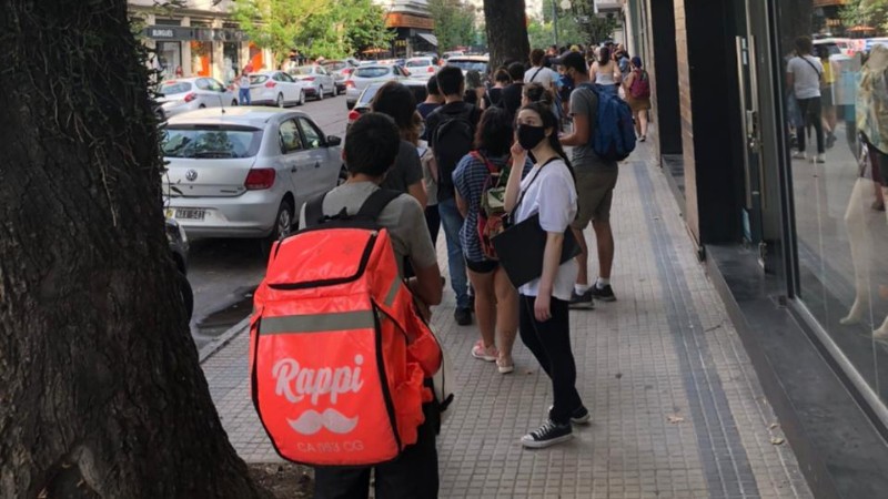 Otra vez filas de cientos de jóvenes por puestos de trabajo en La Plata