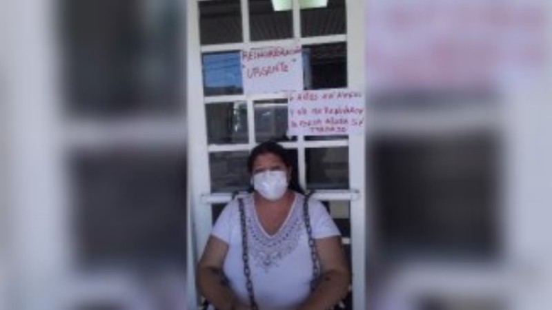 "Dejaron en la calle a toda una familia": Viviana pide volver a trabajar al Hospital Larrain