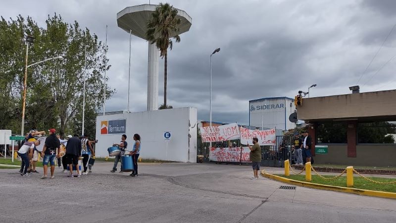 Paro total y acampe en Ternium - Siderar planta Canning