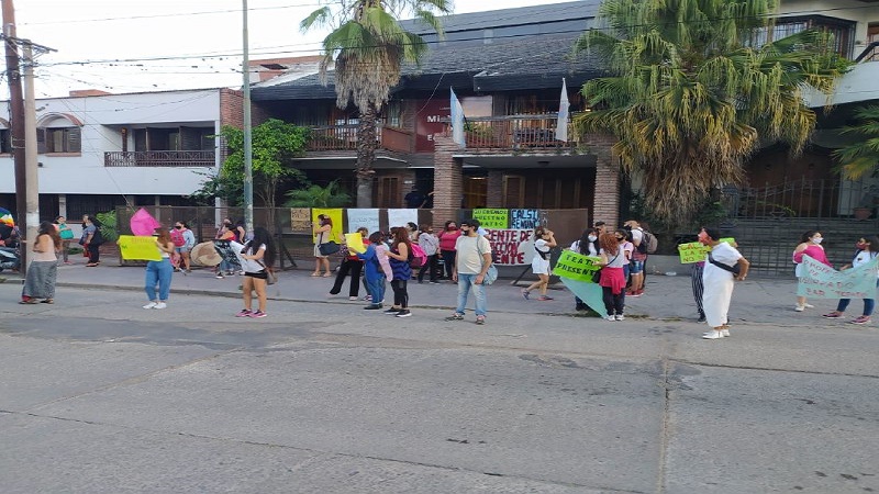 ¿Bar o profesorado de teatro?: Con movilización reclamaron recuperar el patio ocupado